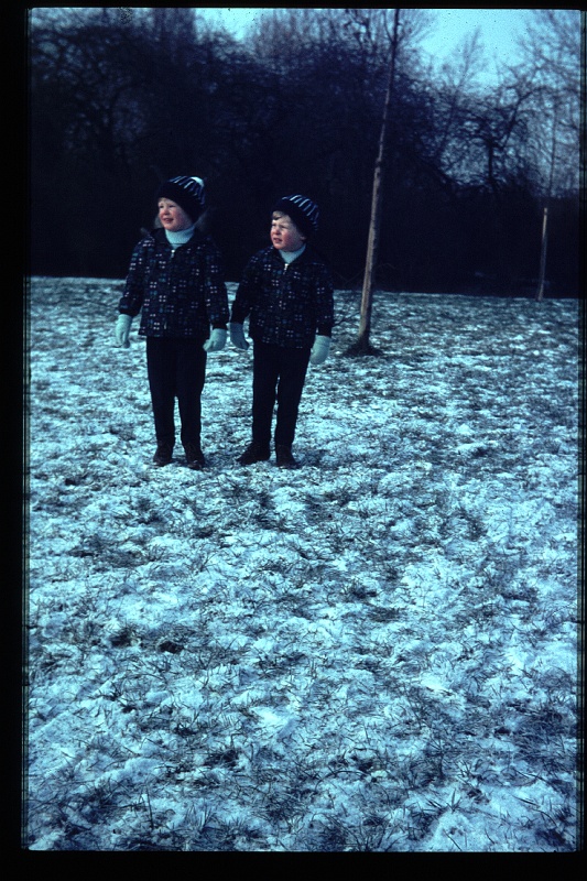 24.Wilhelminapark jan 1966 Brigitte,Marion.JPG